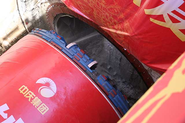 盾構(gòu)機(jī)始發(fā)2.jpg 盾構(gòu)機(jī)始發(fā)2.jpg