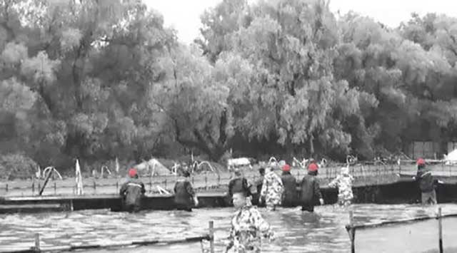 項目人員全力搶險.jpg 項目人員全力搶險.jpg